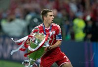 Fussball Champions League Finale 2013:  JUBEL Philipp Lahm (FC Bayern Muenchen) mit Pokal