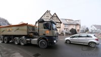 Bauunion mit LKW an der Kreuzung Rottenburgerstrasse / Frommenhuserstrasee in Hirrlingen