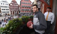 Basketball 1. Bundesliga 17/18  Teamvorstellung Walter Tigers Tuebingen auf dem Rathausbalkon