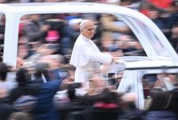 Papst Leo XIV.  bei der Weihnachtsbotschaft und dem Urbi Et Orbi Segen