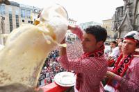 Fussball 1. Bundesliga :  JUBEL Mark van Bommel BIERDUSCHE fuer Stadionsprecher Stephan Lehmann (FC Bayern Muenchen)