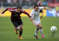 Fussball 1. Bundesliga, Saison 2011/2012: Markus Feulner (li, 1 FC Nuernberg) gegen Danijel Pranjic (FC Bayern Muenchen)