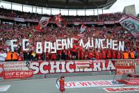 Fussball 1. Bundesliga : Jubel Fans mit Fahnen