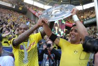 Fussball 1. Bundesliga : Felipe Santana, Lucas Barrios (v.li., Borussia Dortmund) jubel mit Schale
