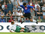 Fussball Bundesliga: Bielefeld - Bremen, Zweikampf