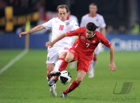 Fussball International EM 2012-Qualifikation:  David Vaughan (li, Wales) gegen Tranquillo Barnetta (re, Schweiz)