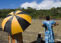 FUSSBALL: FEATURE KINDER SPIELEN FUSSBALL IN DER SUEDSEE