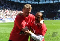 2. Fussball Bundesliga : Lukas Sinkiewicz mit Trainer Jos Luhukay (v. li., FC Augsburg)
