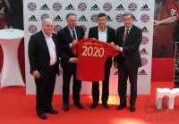 Fussball 1. Bundesliga : Praesident Uli Hoeness, Vorstandsvorsitzender Karl - Heinz Rummenigge, Vorstandsvorsitzender adidas AG Herbert Hainer, Vorstand Karl Hopfner (v. li., FC Bayern Muenchen)