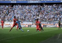 2. Fussball Bundesliga:  Zweikampf in der Allianz Arena mit einer UHLSPORT Werbebande