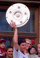 Fussball:  Michael Tarnat und Sohn Niklas jubelt mit der Meisterschale