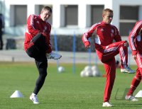 Fussball 1. Bundesliga: Bastian Schweinsteiger (li,) mit Torwart Manuel Neuer (FC Bayern Muenchen)