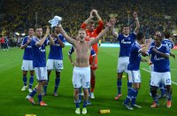 Fussball 1. Bundesliga : Lewis Holtby, Torwart Lars Unnerstall und Jefferson Farfan (v. li., FC Schalke 04)