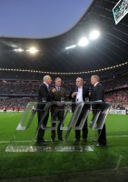 Fussball CHL  Saison 2011/2012: Ehren Praesident Franz Beckenbauer, Vorstandsvorsitzender Karl Heinz Rummenigge, Praesident Uli Hoeness (v. li., FC Bayern Muenchen)