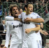 Fussball Champions League  Saison 2010/2011: (v. li.) REAL JUBEL mit PEDRO LEON SANCHEZ, Mesut OEZIL