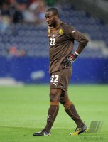 Fussball International Testspiel: Torwart Guy Roland NDY ASSEMBE (Kamerun)