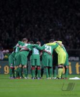 FUSSBALL, DFB Pokal Halbfinale: Augsburg im Kreis