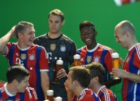 Fussball 1. Bundesliga 14/15: FC Bayern Muenchen Team mit Weissbier