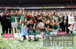 Fussball 1. Bundesliga: Bremen - Leverkusen, Mannschaftsfoto mit Meisterschale