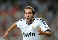 FUSSBALL Primera Division/Super Cup 2012: JUBEL Gonzalo Higuain (Real Madrid)