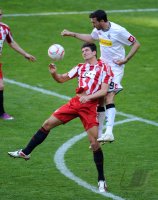 Fussball 1. Bundesliga :  Mario Gomez (li, FC Bayern Muenchen) gegen Martin Stranzl  (re, Borussia Moenchengladbach)