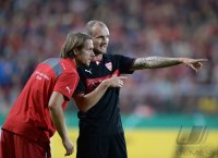Fussball DFB Pokal 2. Runde 13/14: Trainer Thomas Schneider (VfB Stuttgart) und Konstantin Rausch (VfB Stuttgart)