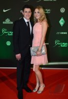 Fussball, 1. Bundesliga Saison 2012/2013: Zlatko Junuzovic posiert mit Freundin Katharina