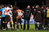 Fussball 1. Bundesliga : (v. li.) PAULI Enttaeuscht Gerald Asamoah, Charles Takyi, Trainer Holger Stanislawski