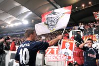 Fussball 1. Bundesliga : JUBEL Lukas Podolski mit Fahne vor der FANKURVE (1. FC Koeln)