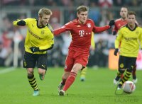 Fussball 1. Bundesliga, Saison 2012/2013:  Jakub  KUBA Blaszczykowski (li, Borussia Dortmund) gegen Toni Kroos (FC Bayern Muenchen)