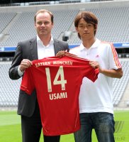 Fussball 1. Bundesliga:   Sportdirektor Christian Nerlinger , Takashi Usami (v. li., FC Bayern Muenchen)