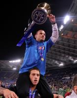 FUSSBALL SERIE A:  JUBEL mit dem Pokal Wesley Sneijder  (Inter)