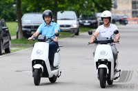 Oberbuergermeister Boris Palmer (Die Gruenen) testet ein E-Roller der Firma BLUEmobility