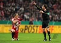 Fussball DFB Pokal 10/11 : Bastian Schweinsteiger (li, FC Bayern Muenchen) mit Schiri Florian Meyer