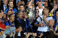 Fussball Champions League Finale: JUBEL mit Pokal Massimo Moratti, Marco Materazzi (v.li., Inter)