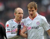 Fussball 1. Bundesliga, Saison 2011/2012: JUBEL nach dem Sieg, Arjen Robben (li.) mit Holger Badstuber (FC Bayern Muenchen)
