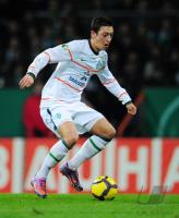 FUSSBALL, DFB Pokal Halbfinale: Bremen, OEZIL Einzelaktion am Ball