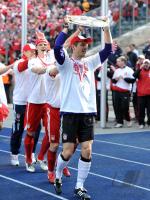 Fussball 1. Bundesliga: Jubel mit Meisterschale, Torwart Hans Joerg Butt (FCB)