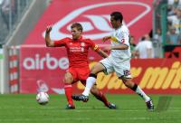 FUSSBALL:  Steven Gerrard (li, Liverpool) gegen Juan Arango (re, Gladbach)