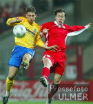 Fussball 2. Bundesliga: Oberhausen - Karlsruhe, Zweikampf