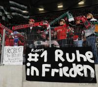 FUSSBALL, 1. BUNDESLIGA, 14. Spieltag: Fans von Hannover 96 gedenken Robert ENKE