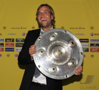 Fussball Deutscher Meister 2010/2011:  Borussia Dortmund; KLOPP mit Meisterschale
