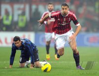 FUSSBALL International SERIE A 2011/2012: Thiago Motta (li, Inter Mailand) gegen Mark Van Bommel (AC Mailand)