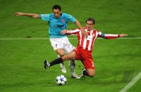 Fussball Champions League  Saison 2010/2011: Emil Dica (li, CFR 1907 Cluj) gegen Philipp Lahm (re, FC Bayern Muenchen)