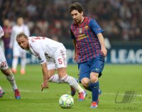 FUSSBALL INTERNATIONAL  CHL Viertelfinale 11/12:  Lionel Messi (re, Barca) gegen Philippe Mexes  (AC Mailand)