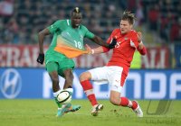 Fussball International:  TOR zum 0:3 durch Lacina Traore (li, Elfenbeinkueste) gegen Sebastian Proedl (Oesterreich)