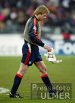 FUSSBALL CHL  Enttaeuscht geht FCB Torwart Oliver Kahn vom Platz
