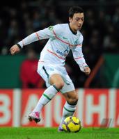 FUSSBALL, DFB Pokal Halbfinale: Bremen - FC Augsburg, OEZIL am Ball