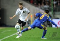 Fussball International EM 2012-Qualifikation: Thomas MUELLER (li, Deutschland) gegen Farkhadbek Irismetov (re, Kasachstan)