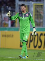 Fussball DFB Pokal 2. Runde 13/14: Torwart Thorsten Kirschbaum (VfB Stuttgart)